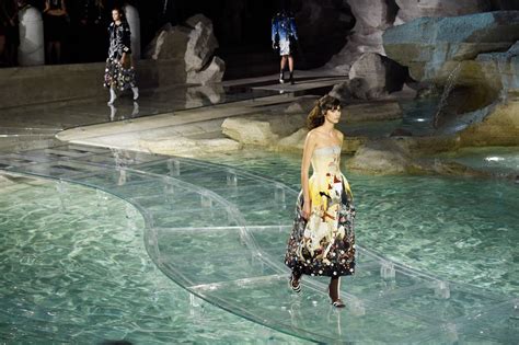 sfilata fendi fontana di trevi|90 anni di Fendi, le modelle sfilano sull'acqua della Fontana di .